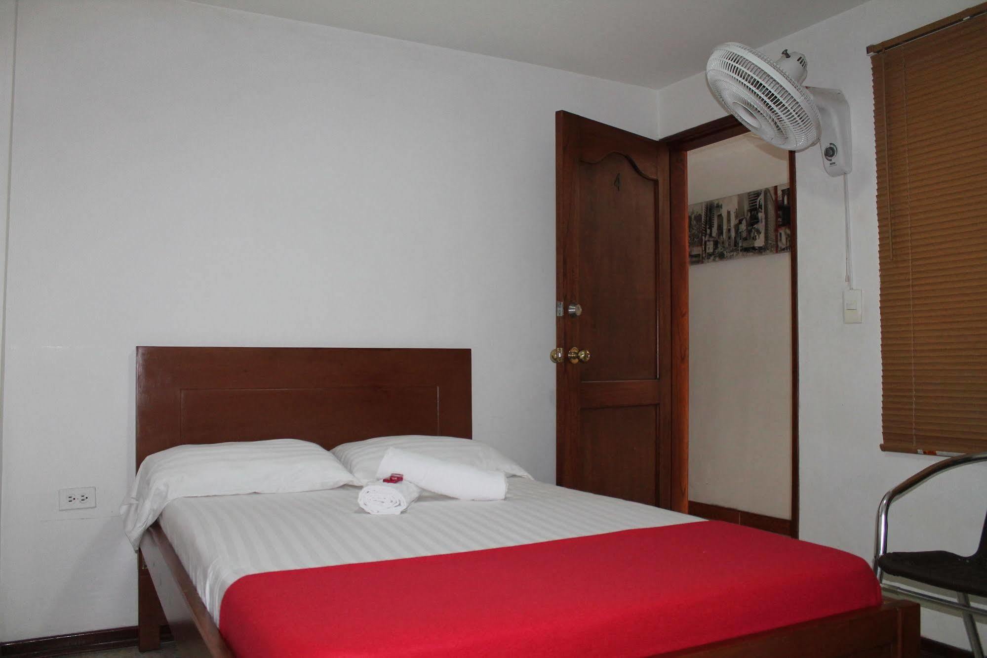 Pasadena Hostel Cali Esterno foto