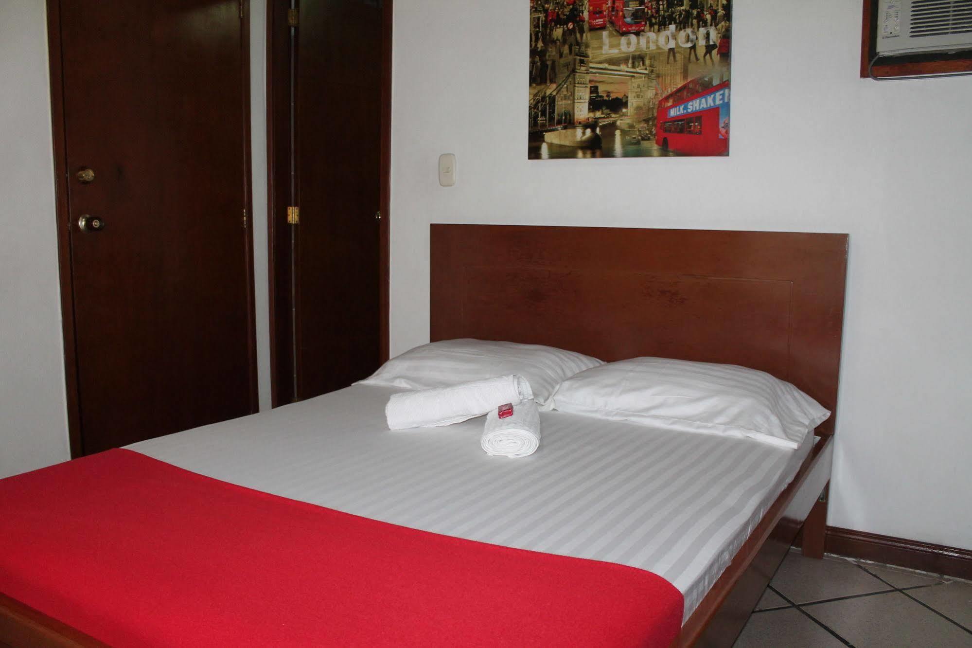 Pasadena Hostel Cali Esterno foto